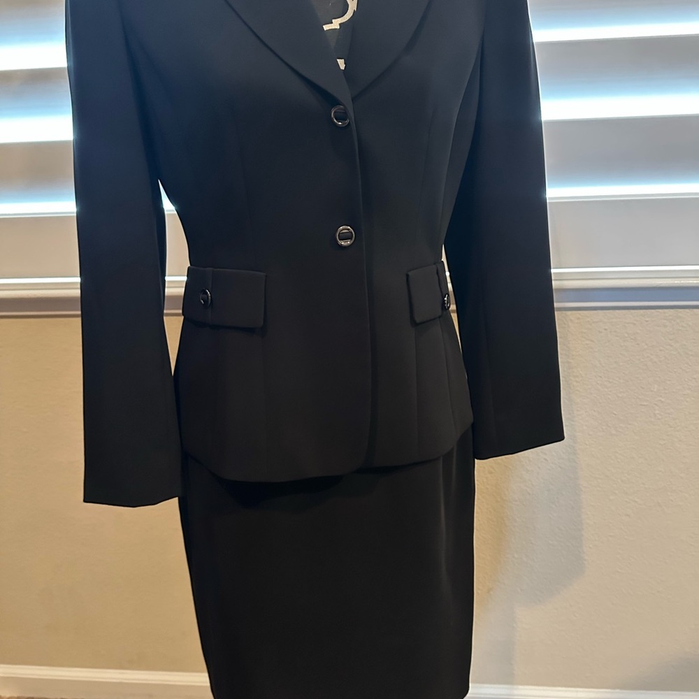 Tahari Elegant Black Women's 2-piece Suit, 8P